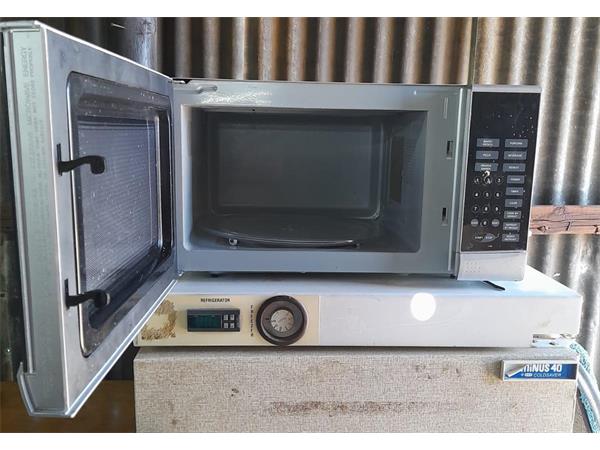 ~/upload/Lots/51581/AdditionalPhotos/lukt2bbycfbti/Lot 074 Defy Microwave (2)_t600x450.jpg